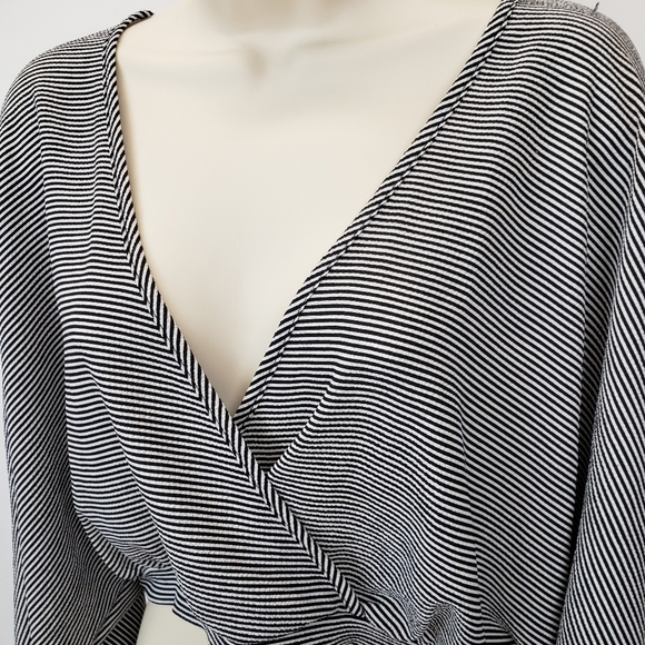 Audrey 3+1 bubble sleeve crop top - Picture 2 of 10